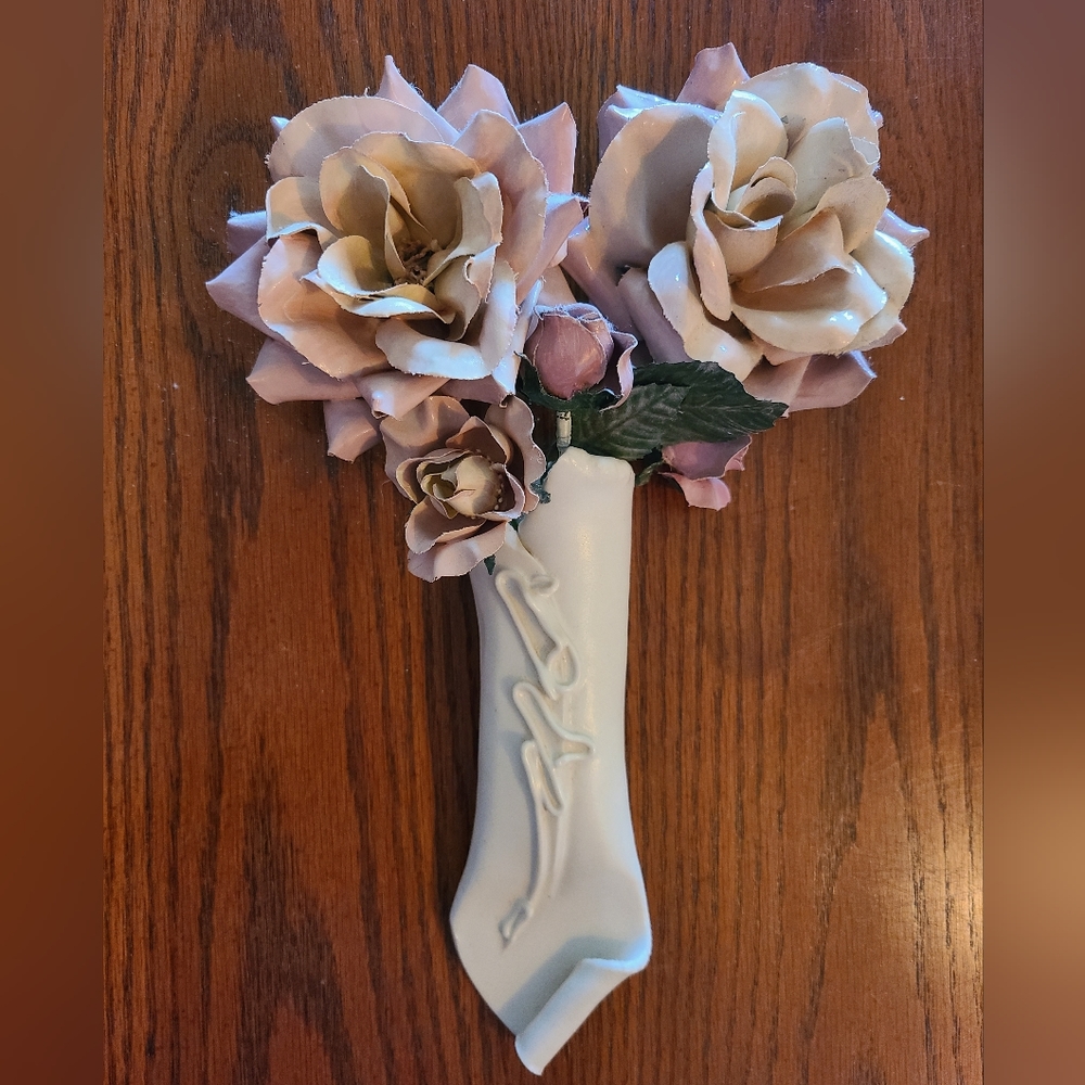 Wall pocket flower holder